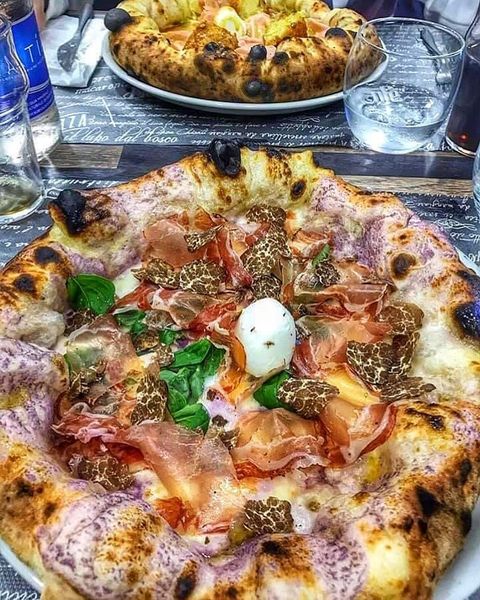 Pizza Uncinata, con provola, maialino casertano e tartufo su crema di cavolfiore viola @Magnaromadvisor