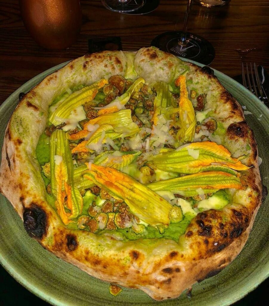 Pizza Sole Mio con mozzarella, crema di zucchine, zucchine fritte, scaglie di provolone del Monaco, fiori di zucca @ristoroma__