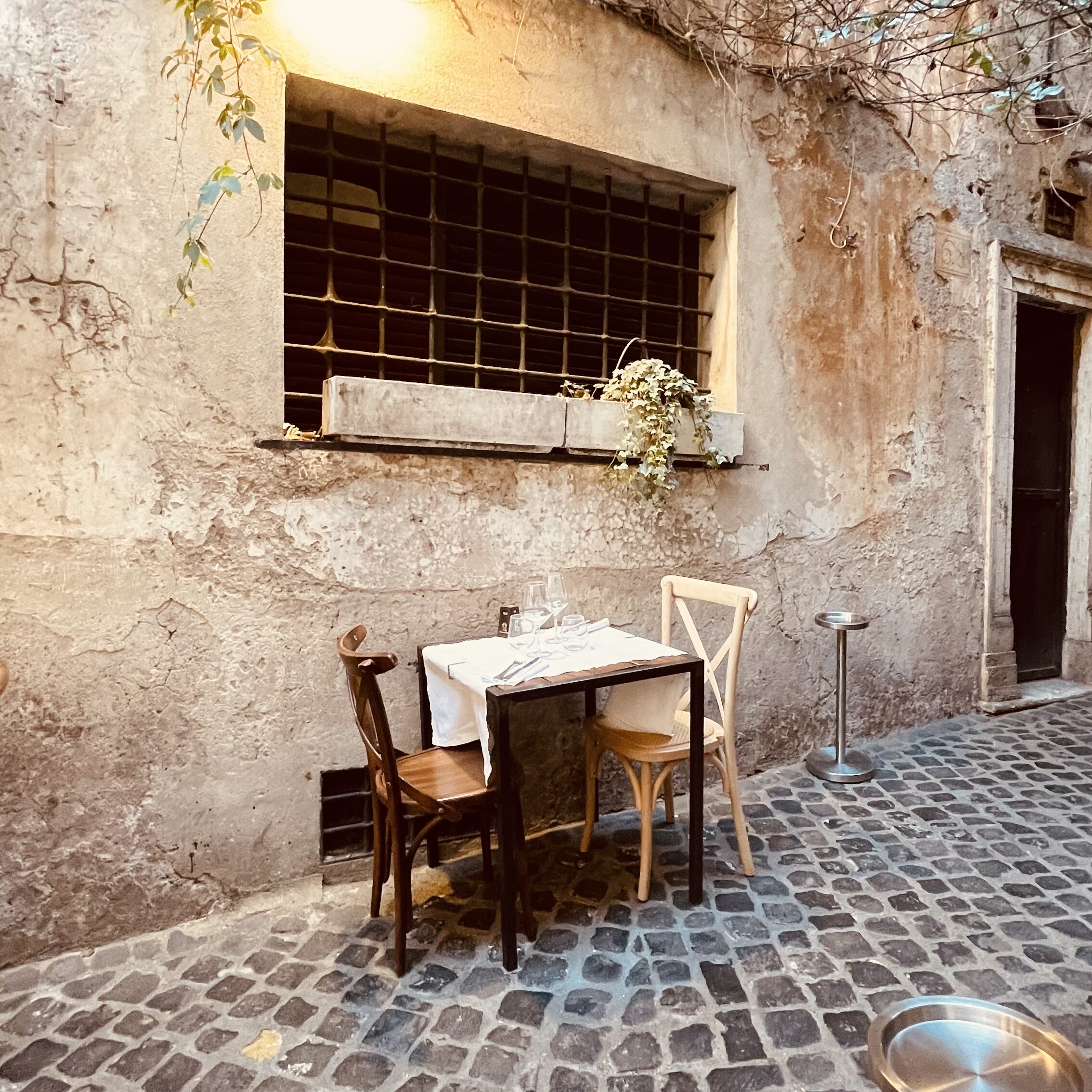 Mangiare tra i vicoli romantici di Roma, in una traversa di via dei Coronari. La Cucina del Teatro è un posto speciale dove mangiare piatti di stagione e del territorio rivisitati dalle sapienti mani dello chef.