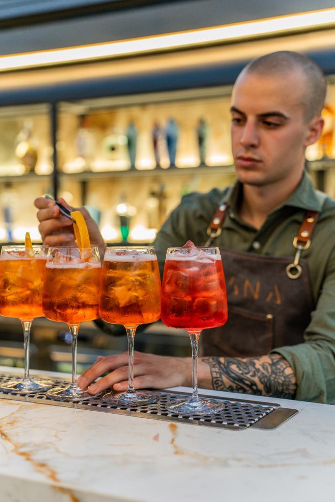 Aperitivo da Lana, cocktail bar vista Gazometro sul tetto dell'ex lavatoio di Ostiense