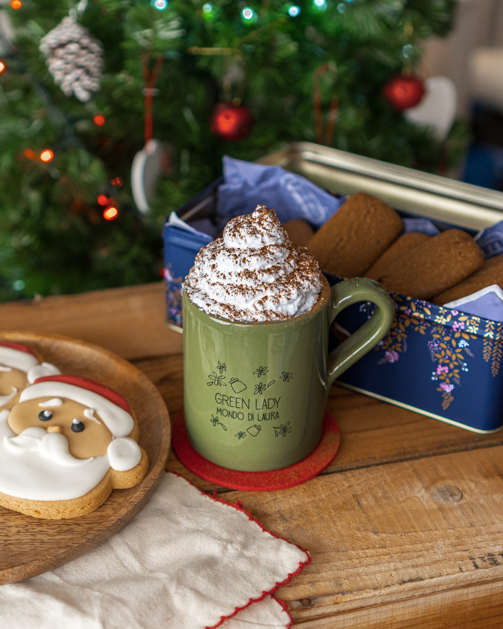 Il Natale è alle porte e la factory di biscotti “Mondo di Laura” è pronta a presentare  le golose idee regalo realizzate appositamente per questa festa. 